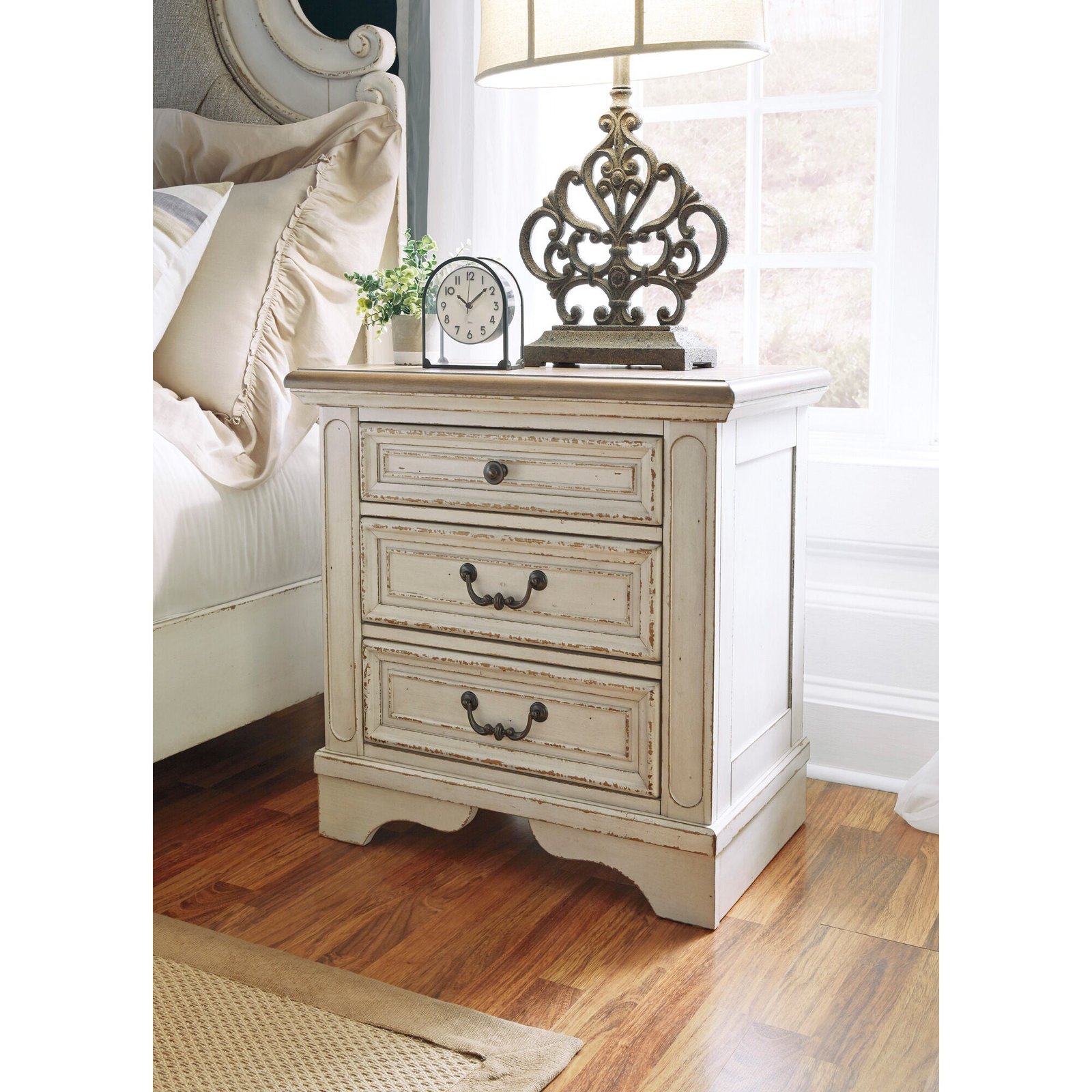 Realyn 3 Drawer Nightstand – Woometron – Furniture Store