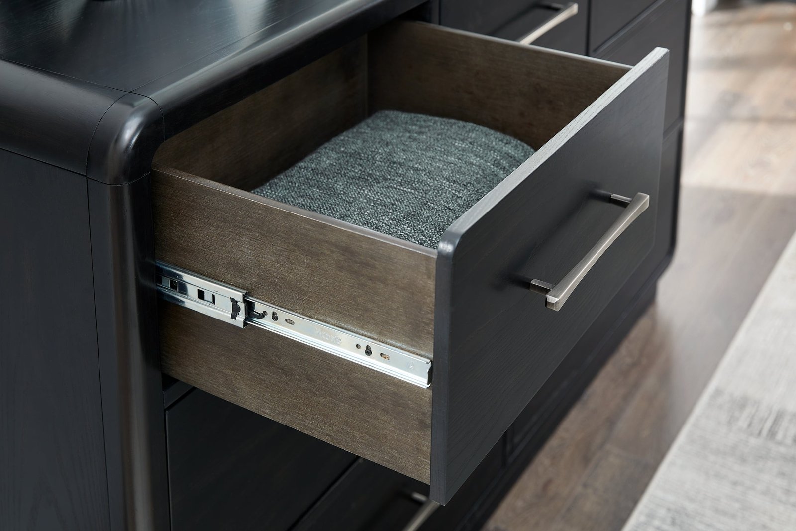 Rowanbeck Five Drawer Chest - Image 6