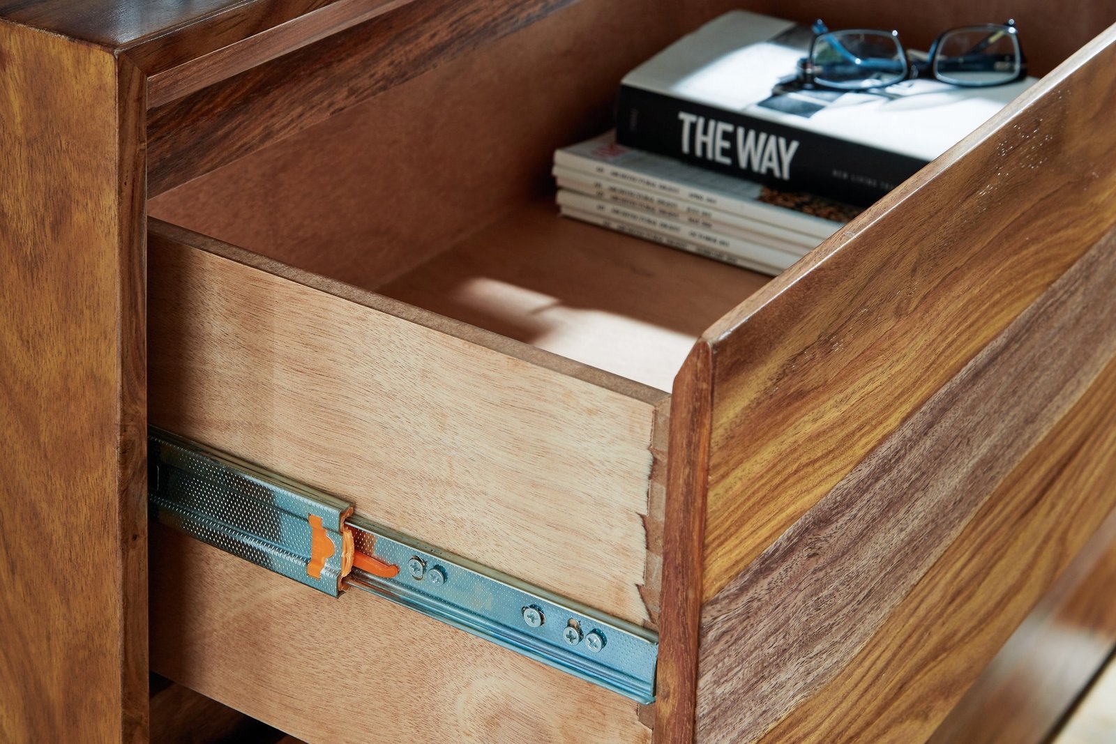 Dressonni Five Drawer Chest - Image 7