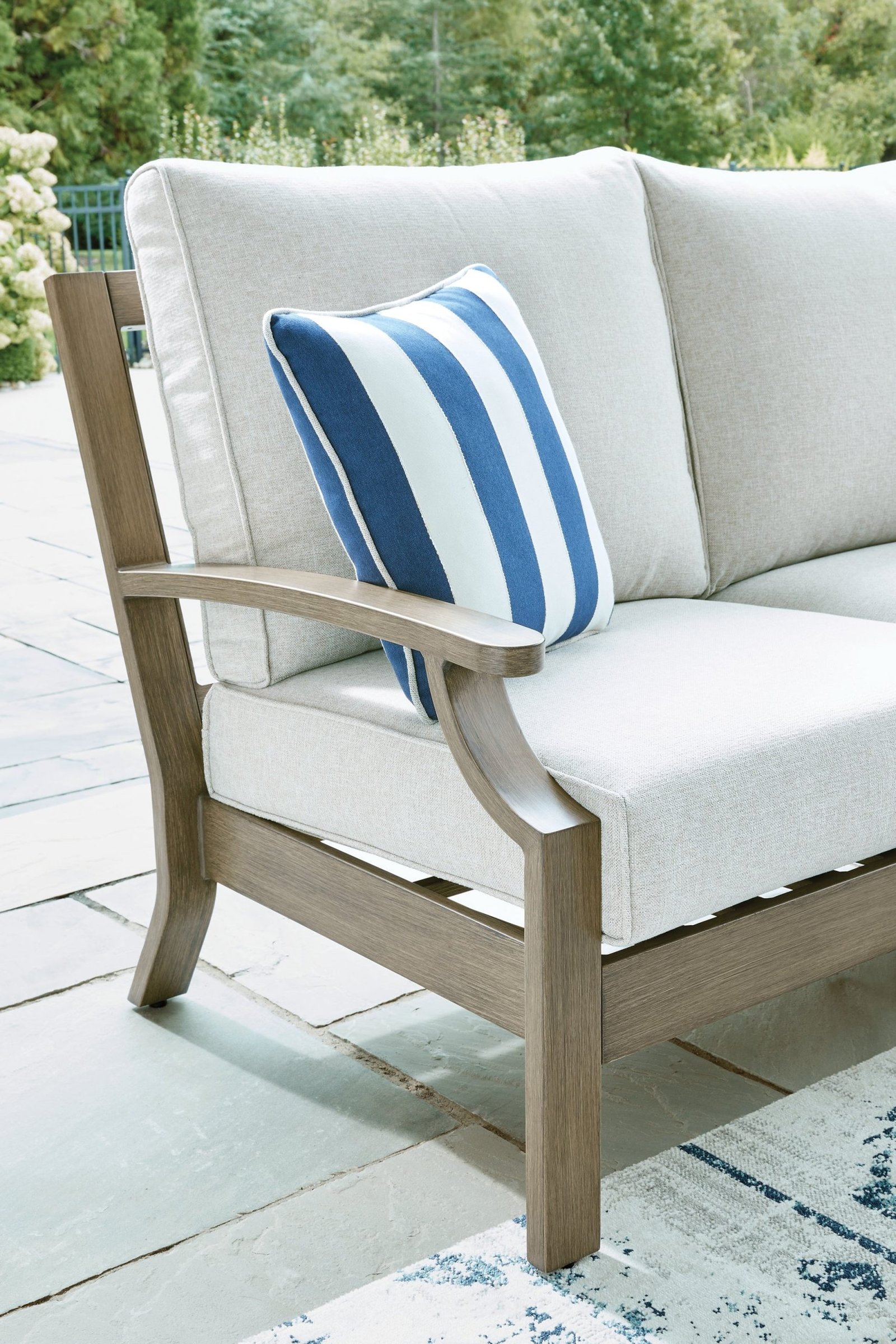 Rainier Ranch Loveseat w/Cushion - Image 5